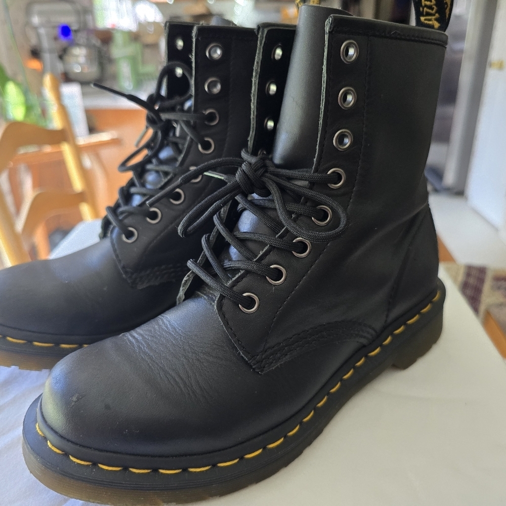 Women's The Original Dr MARTEN Airwair Combat Boots Size 7 Black Leather
